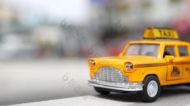 黄色的空迷你出租车出租车关闭哈蒙角落里这些维加斯美国小复古的车模型散焦背景标志性的汽车玩具象征运输软焦点模糊购物购物中心